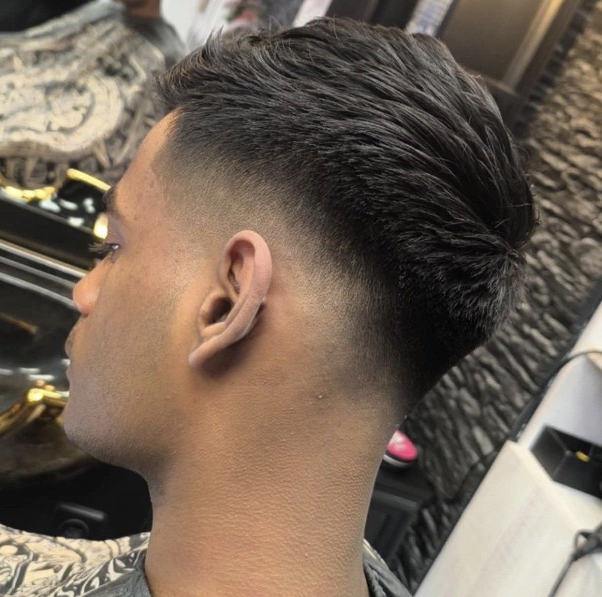 Elegancki pompadour z fadeiem